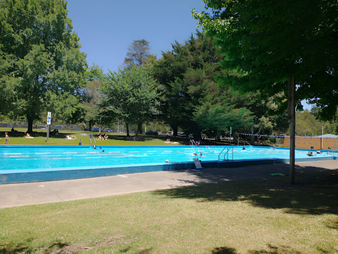 Healesville Outdoor Pool: Refreshing Aquatic Escape